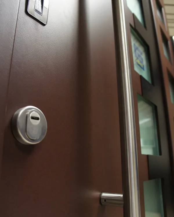 Détail d'un cylindre à lecteur biométrique sur une porte blindée G-Block certifiée WK 4