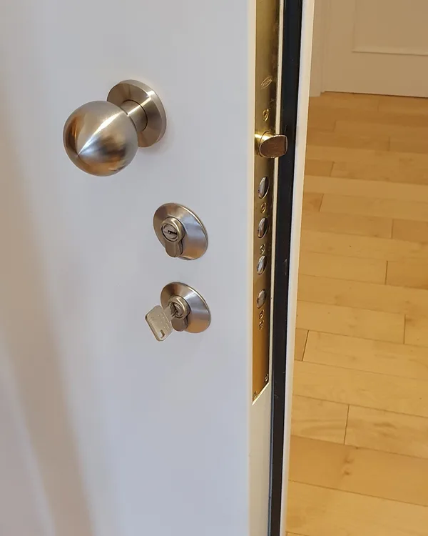 Détail du chant en acier d'une porte blindée G-Block avec serrure multipoints et cylindres