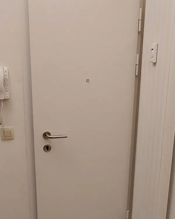 Côté paumelles d'une porte blindée d'appartement G-Block certifiée WK 3