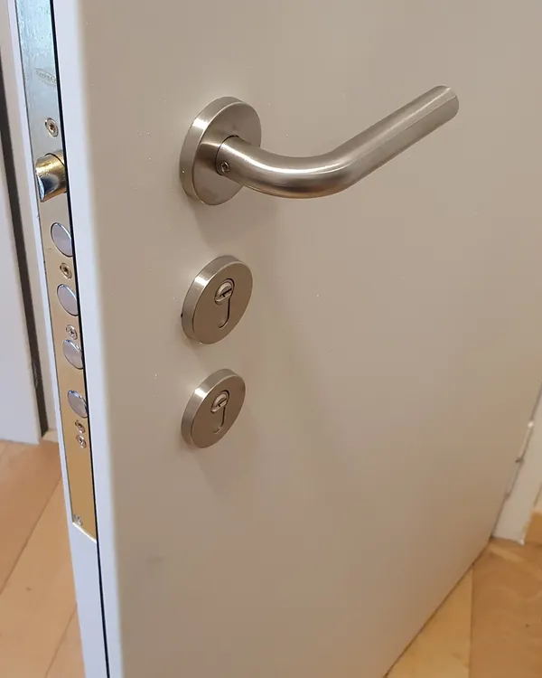Poignée et cylindres d'une porte blindée d'appartement G-Block série O