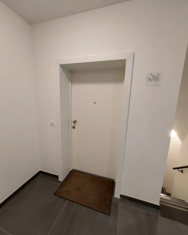 Porte palière blindée G-Block série L certifiée WK 3 dans le hall d'un appartement à Bruxelles