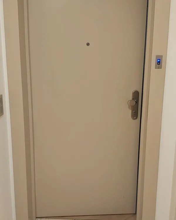 Porte palière blindée et coupe-feu RF 30 G-Block série L certifiée WK 3 posée dans un appartement